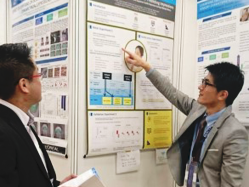 ナリス化粧品の研究員がIFSCCで説明する様子
